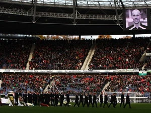 Quang cảnh buổi lễ tiễn biệt thủ môn Robert Enke tại sân vận động AWD-Arena của Hannover 96. (Ảnh: Getty Images)