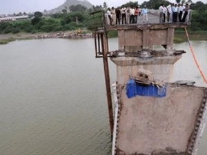 Cây cầu bị gãy trên sông Chambal ở bang Rajasthan. (Ảnh: www.zeenews.com)