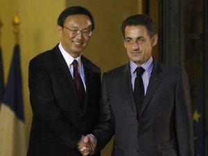 Ngoại trưởng Trung Quốc Dương Khiết Trì và Tổng thống Pháp Nicolas Sarkozy tại Paris. (Ảnh: Reuters)