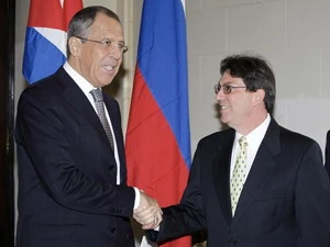 Ngoại trưởng Nga Lavrov (trái) và Ngoại trưởng Cuba Bruno Rodriguez. (Ảnh: Reuters)