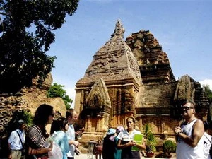 Khách du lịch nước ngoài thăm Tháp Bà Ponaga Nha Trang. (Nguồn: Internet)