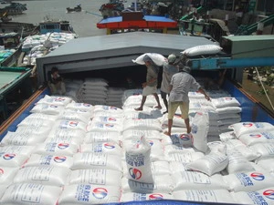 Các công ty xuất khẩu gạo Việt Nam sẽ mua khoảng 1 triệu tấn gạo để kiềm chế đà giảm giá. (Ảnh: Thanh Vũ/TTXVN)