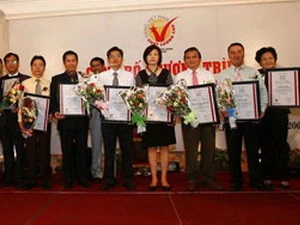 Các doanh nghiệp nhận danh hiệu Hàng Việt Nam chất lượng cao. (Ảnh: sgtt.com.vn)