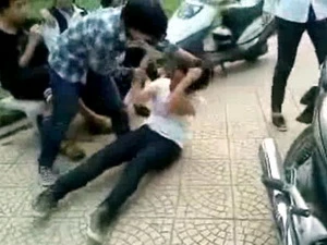 Hình ảnh trong đoạn video clip nữ sinh đánh nhau được tung lên mạng internet.