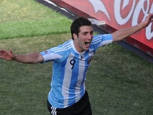 Higuain lập hat-trick đầu tiên tại World Cup 2010. (Nguồn: Reuters)