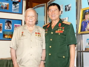 Trung tướng Phạm Tuân và thiếu tướng Vichtor Vaxilievich Gorbatco tại Lễ kỷ niệm. (Ảnh: Thái Bình/TTXVN)