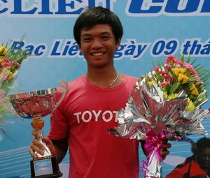 Hoàng Thiên trên bục nhận phần thường giải U18 ITF tại Bạc Liêu. (Nguồn: Huỳnh Sử/TTXVN)