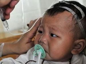 Trẻ em Trung Quốc bị ngộ độc do dùng sữa nhiễm melamin. (Nguồn: Internet)