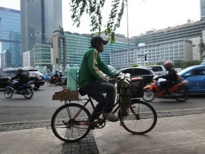 Sambang bán rong ruổi trên những đường phố của Jakarta với những gói càphê. (Nguồn: AFP)