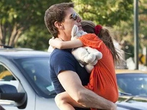 Tom Cruise và con gái Suri hôm 18/7. (Nguồn: Rueters)