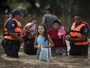 Lực lượng cứu hộ giúp đỡ người dân. (Nguồn: AP)