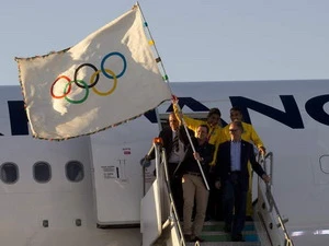 Cờ Olympic đến Rio. (Nguồn: BBC)