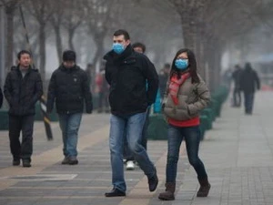 Người dân Bắc Kinh chống chội với sương mù độc hại. (Nguồn: AFP)