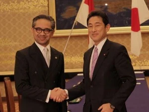 Ngoại trưởng Indonesia Marty Natalegawa và người đồng cấp Nhật Bản Fumio Kishida. (Nguồn: http://setkab.go.id)