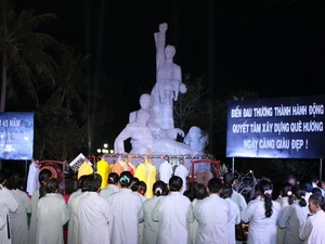 Đoàn Giáo hội Phật giáo Tỉnh Quảng Ngãi cầu siêu và dâng hương tưởng niệm 504 thường dân vô tội bị giặc Mỹ thảm sát. (Ảnh: Thanh Long-/TTXVN)
