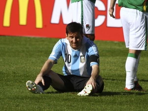 Lionel Messi kiệt sức, Di Maria phải dùng bình oxy