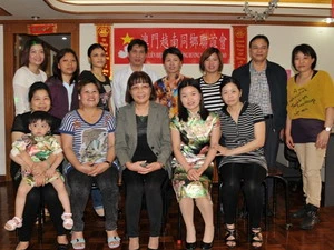 Tổng lãnh sự Nguyễn Thị Nhã chụp ảnh cùng hội viên của Hội Liên hiệp Hữu nghị Đồng hương Việt Nam tại Macau. (Ảnh: Hà Ngọc/Vietnam+)