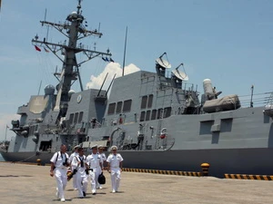 Tàu USS Chung-Hoon (DDG 93) cập cảng Tiên Sa. (Ảnh: Trần Lê Lâm/TTXVN)