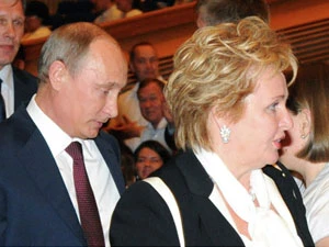 Vợ chồng Tổng thống Nga Vladimia Putin và Lyudmila Putin sau khi xem vở Bale “Esmeralda.”