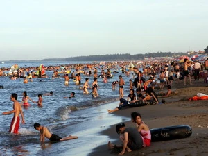 Người dân đổ về bãi biển Cửa Lò (Nghệ An) tắm biển. (Ảnh: Trọng Đức/TTXVN)