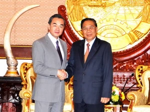 Chủ tịch Chummaly Saynhasone tiếp Bộ trưởng Ngoại giao Trung Quốc Vương Nghị. (Ảnh: Hoàng Chương/Vietnam+)