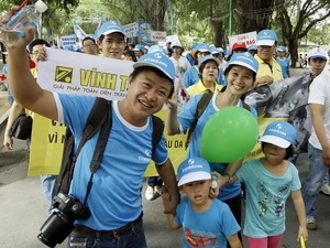 Đông đảo tình nguyện viên tham gia chương trình đi bộ năm 2013. (Ảnh: Thế Anh)