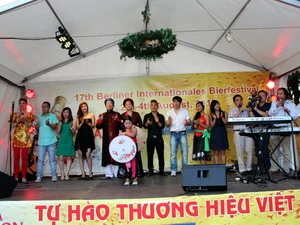 Các nghệ sỹ cộng đồng cũng hát vang bài "Lễ hội bia." (Ảnh: Văn Long/Vietnam+)