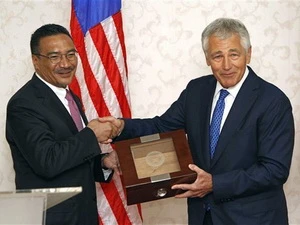Bộ trưởng Quốc phòng Mỹ Chuck Hagel và người đồng cấp Malaysia Hishamuddin bin Tun Hussein. (Nguồn: AP)
