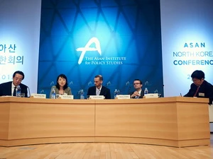 Tiến sỹ Li Bin (ngoài cùng bên phải) và tiến sỹ Joshua Pollack (chính giữa) tại cuộc hội thảo. (Ảnh: Anh Nguyên/Vietnam+)