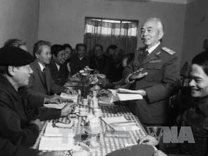 Đại tướng Võ Nguyên Giáp cùng các đại biểu đoàn Bình Trị Thiên thảo luận tại tổ, đóng góp vào Dự thảo Báo cáo chính trị Đại hội VI của Đảng, ngày 7/12/1986. (Ảnh: Kim Hùng/TTXVN)