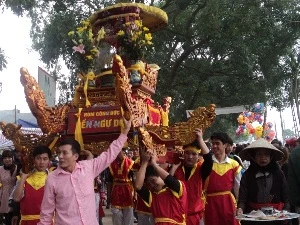 Rước kiệu là nghi thức bắt buộc tại lễ hội đền Và. (Ảnh: Tâm Trang/Vietnam+)