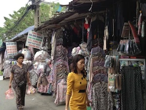 Các chủng loại áo chống nắng rất đa dạng ở chợ Thành Công. (Ảnh: Quỳnh Trang/Vietnam+)