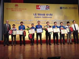 Ban tổ chức trao giải nhất cho trường Trung cấp nghề dân tộc nội trú Thái Nguyên. (Ảnh: Hồng Kiều/Vietnam+)