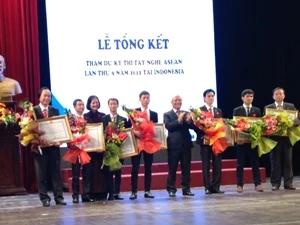 Các thí sinh được trao tặng bằng khen của Thủ tướng Chính phủ. (Ảnh: Hồng Kiều/Vietnam+)