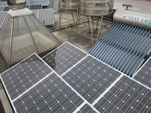 Hệ thống máy phát điện năng lượng mặt trời cho hộ gia đình. (Ảnh: PV/Vietnam+)