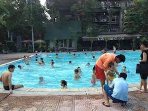 Nhà nhà rủ nhau đến bể bơi tránh nóng. (Ảnh: Quỳnh Trang/Vietnam+)
