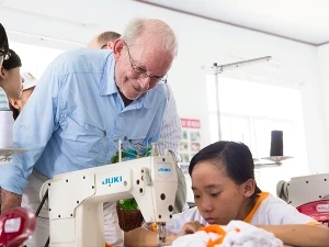 Ông Anthony Lake, Giám đốc Điều hành UNICEF đi thăm Trung tâm chăm sóc trẻ khuyết tật tại Đà Nẵng. (Nguồn ảnh: UNICEF)