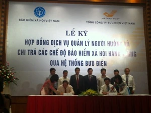Lễ ký kết hợp đồng chi trả lương hưu, trợ cấp BHXH ngày 6/6. (Ảnh: Hồng Kiều/Vietnam+)