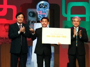 Anh Nguyễn Long Uy Bảo trong Gala chung kết Nhà sáng chế 2013. (Ảnh: nguồn BTC)
