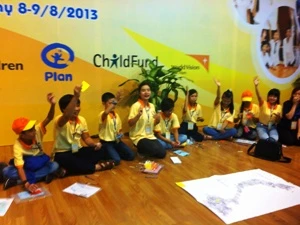 Trẻ em hào hứng thảo luận tại diễn đàn trẻ em 2013. (Ảnh: Hồng Kiều/Vietnam+)