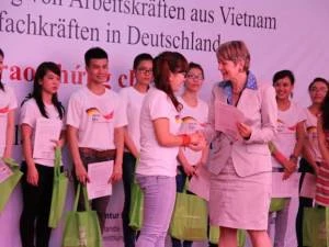 Các học viên được trao chứng chỉ để sang Đức vào tháng 9/2013. (Ảnh: PV/Vietnam+)