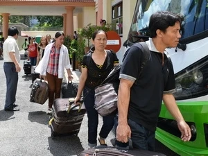 Các lao động Việt tại Malaysia rời sứ quán để về nước. (Ảnh minh họa: Xuân Triển/Vietnam+)