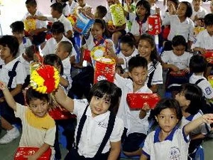 Trẻ em Làng SOS vui mừng với những món quà Trung Thu ý nghĩa. (Ảnh minh họa: Thế Anh/TTXVN)