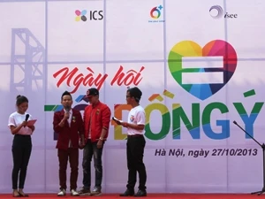 Ngày hội "Tôi đồng ý" lắng nghe những chia sẻ của các cặp đôi đồng tính. (Ảnh: Quỳnh Trang/Vietnam+)