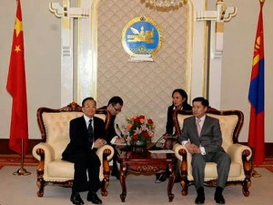 Thủ tướng Mông cổ Sukhbaatar Batbold hội đàm với Thủ tướng Trung Quốc Ôn Gia Bảo. (Ảnh: AFP/TTXVN)