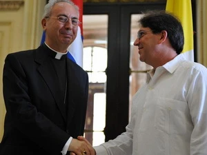Ngoại trưởng Cuba Bruno Rodríguez và Ngoại trưởng Vatican Dominique Mamberti. (Nguồn: daylife) 
