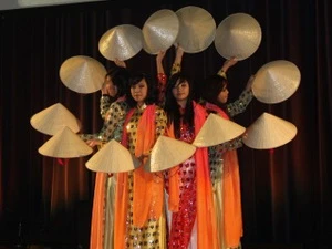 Tiết mục múa nón tại Gala ca nhạc "Kỷ niệm." (Ảnh: Ngọc Quang-Đoàn Hùng/Vietnam+)