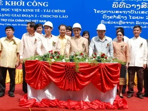 Phó Thủ tướng Somsavad Lengsavath và hai Bộ trưởng bấm nút khởi công. (Ảnh: Hoàng Chương/Vietnam+) 