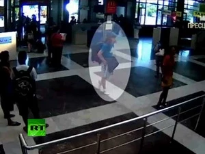 Nghi can đánh bom đang đứng trong phòng đón khách ở sân bay Burgas. (Nguồn: RT) 
