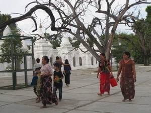 Người dân Myanmar ở kinh thành cũ Mandalay. (Nguồn: Internet)